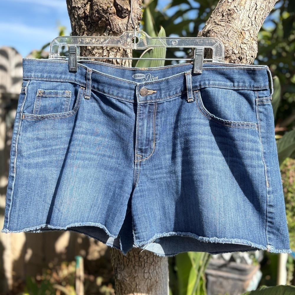 Old Navy The Diva Blue Jean Shorts with Frayed Hem and Relaxed Fit Size 16 - Picture 2 of 6
